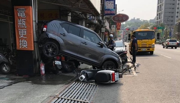 ▲▼北投1名汽車駕駛倒車錯踩油門，驚險撞倒鐵馬騎士。（圖／畫面翻攝台北之北投幫）