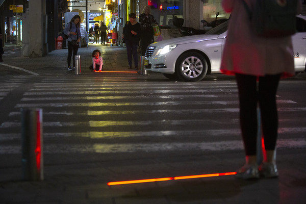 ▲特拉維夫市政府在斑馬前前的地面裝上嵌入式LED燈號誌代替紅綠燈，讓低頭族知道何時停下來或行走。(圖／達志影像／美聯社）