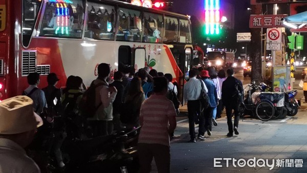 ▲▼大同區車禍,客運碰撞自小客車,小客車側翻。（圖／記者黃彥傑攝）