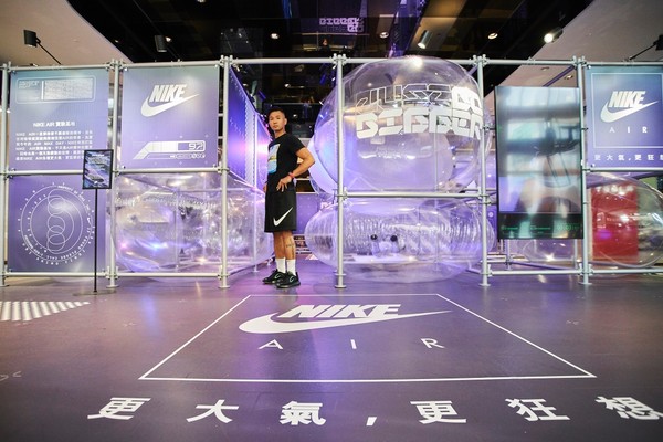 ▲黑人陳建州帶逛Nike於A11的快閃互動裝置（圖／品牌提供）