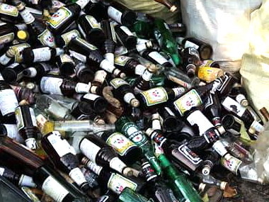▲▼3千個以上提神飲料空瓶，成堆近百袋，在宜蘭一偏遠部落集中準備回收，照片被PO上網，網友直說：「太可怕了吧」。（圖／曾姓社工提供，下同）