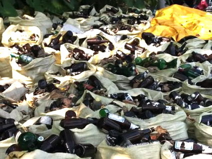 ▲▼3千個以上提神飲料空瓶，成堆近百袋，在宜蘭一偏遠部落集中準備回收，照片被PO上網，網友直說：「太可怕了吧」。（圖／曾姓社工提供，下同）