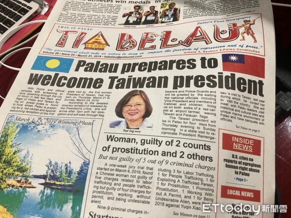 ▲▼帛琉當地媒體《帛琉報》以「歡迎台灣總統」為題，頭版刊登訪團造訪帛琉的新聞。（圖／記者陶本和攝）