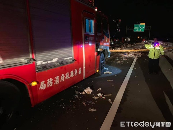 ▲▼苗栗西濱快速公路北上段槽車翻覆。（圖／讀者提供）