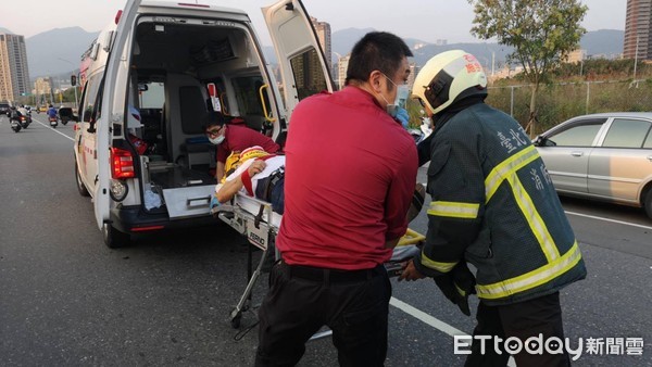 ▲▼小黃拐飆80km撞飛天！「保時捷哥」剛停車遭衝擊　開門看爆尾賠慘了…。（圖／記者黃彥傑攝）