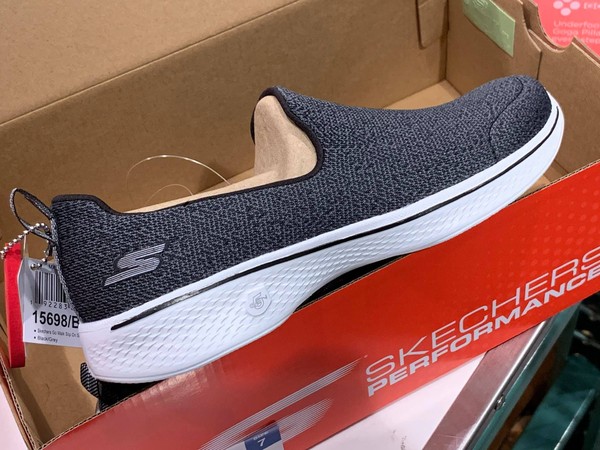 ▲▼SKECHERS休閒鞋被民眾搶翻。（圖／翻攝自costco好市多商品經驗老實說