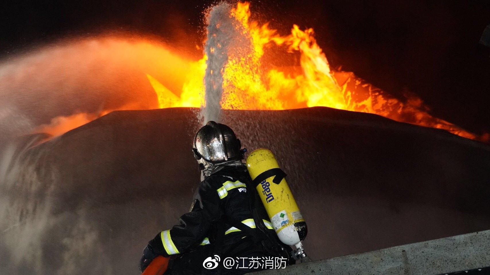 ▲消防人員搶救江蘇化工廠爆炸。（圖／翻攝自微博／江蘇消防）