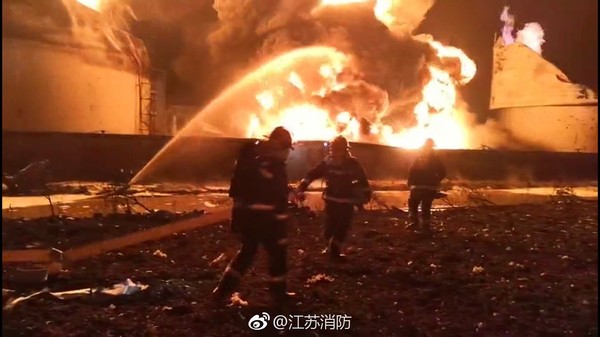 ▲消防人員搶救江蘇化工廠爆炸。（圖／翻攝自微博@江蘇消防）