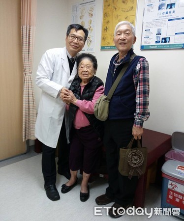 ▲王奶奶術後狀況良好，回診時非常感謝醫院團隊及醫師的治療。（圖／記者黃孟珍翻攝）