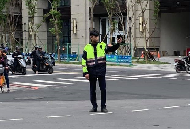 ▲▼板橋神級帥警！安全帽一脫「神似柯震東」路人猛盯。（圖／翻攝自爆廢公社）