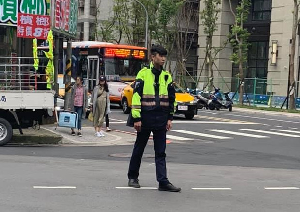 ▲▼板橋神級帥警！安全帽一脫「神似柯震東」路人猛盯。（圖／翻攝自爆廢公社）