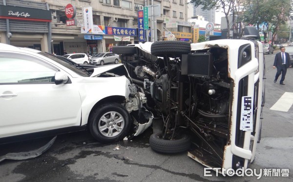 ▲▼崇德、青島路口發生車禍，廂型車遭撞翻車。（圖／記者李忠憲翻攝）