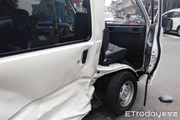 ▲▼崇德、青島路口發生車禍，廂型車遭撞翻車。（圖／記者李忠憲翻攝）