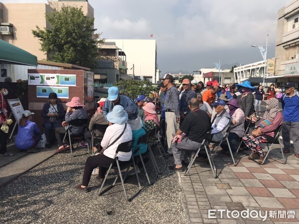 ▲台東林管處成功工作站貼心提供椅子供長者坐著排隊。（圖／台東林管處提供，下同）