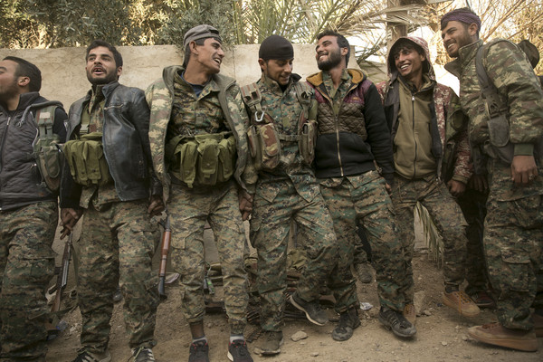 ▲美國支持的「敘利亞民主力量」戰士們，19日相擁慶祝他們拿下IS的最後據點巴古茲。(圖／達志影像／美聯社)