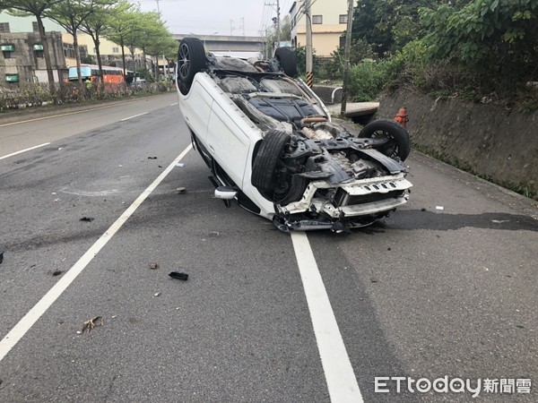 ▲3度酒駕前科的陳男，自撞分隔島180度翻車 。（圖／記者唐詠絮翻攝）