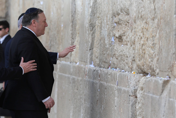 ▲▼美國國務卿蓬佩奧（Mike Pompeo）訪問耶路撒冷舊城，他專注看著哭牆。（圖／路透）