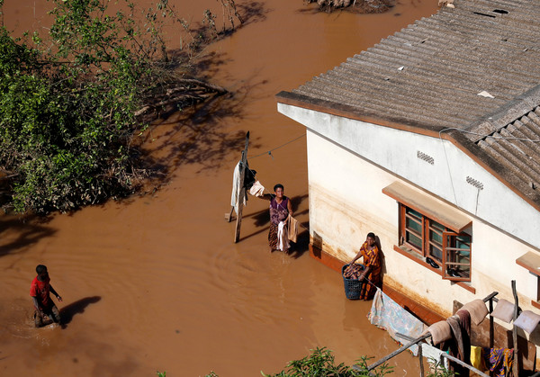 ▲▼  熱帶氣旋伊代（Idai）侵襲，莫三比克港口城貝拉市（Beira）被洪水入侵，部分地區迄今積水未退。（圖／路透）