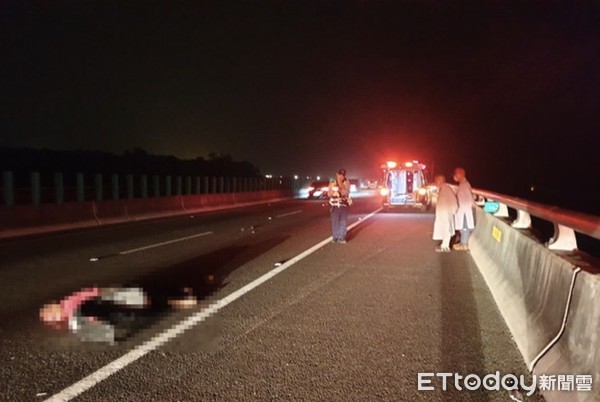 ▲邱男於國道六號疑因下車處理吊車鬆脫繩索，遭吳姓出家人撞擊，當場頭顱破裂慘死。（圖／記者白珈陽攝）