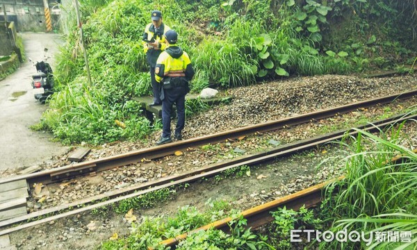 ▲ 騎車過鐵軌遭火車擦撞 懷7個月孕婦倒地奇蹟僅受輕傷。（圖／記者郭世賢翻攝）