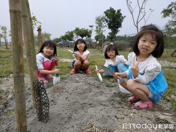 ▲▼ 台糖縣民公園植樹。（圖／記者陳崑福翻攝）