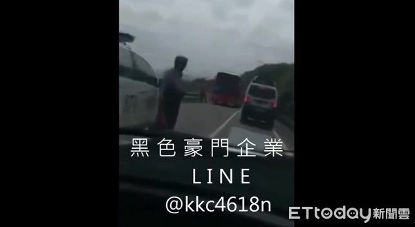 ▲遊覽車逆向闖入南下車道，不慎與警車發生擦撞            。（翻攝黑色豪門企業）