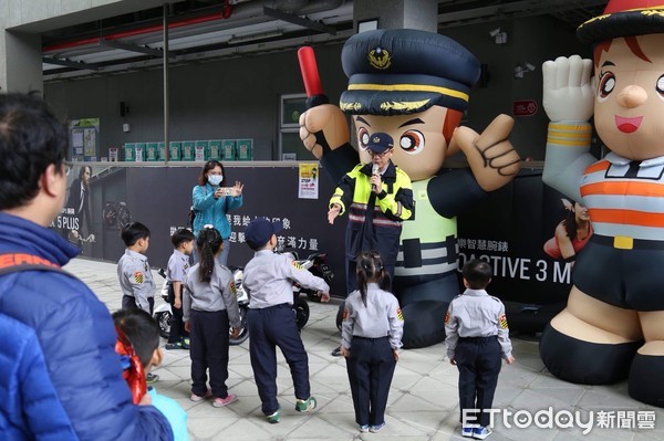 ▲台南市警局交通警察大隊特別和永華國民運動中心合作，舉辦「小小警察快閃體驗營」活動，讓小朋友穿上可愛的警察小制服，體驗關卡和警察一同打擊犯罪。（圖／記者林悅翻攝，下同）