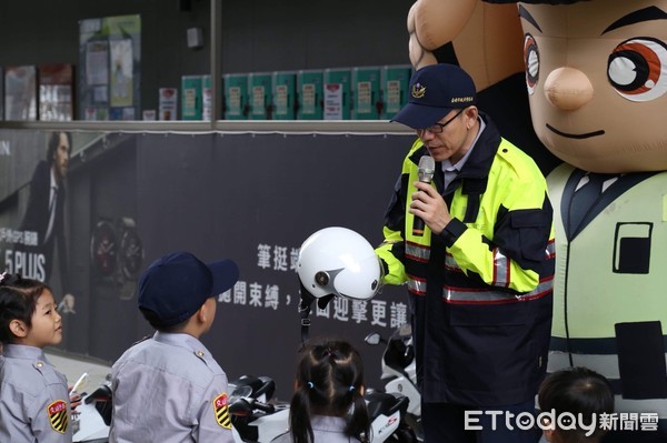 ▲台南市警局交通警察大隊特別和永華國民運動中心合作，舉辦「小小警察快閃體驗營」活動，讓小朋友穿上可愛的警察小制服，體驗關卡和警察一同打擊犯罪。（圖／記者林悅翻攝，下同）