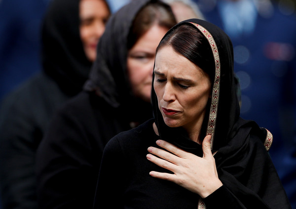 ▲▼ 紐西蘭總理阿爾登（Jacinda Ardern）2019年3月22日來到基督城，和人民一同為清真寺槍擊案罹難者默哀2分鐘。（圖／路透社）