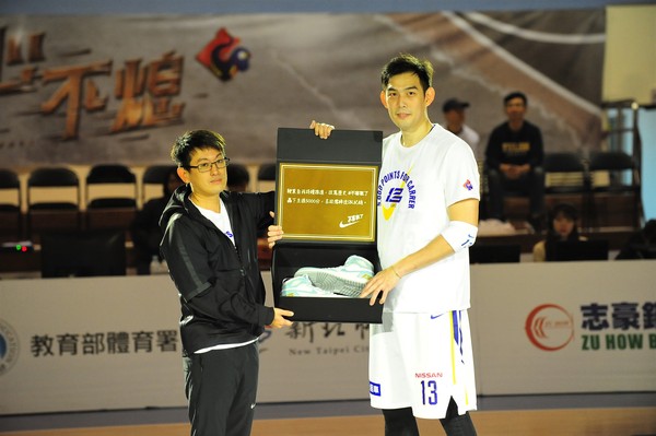 ▲呂政儒成為SBL首位5000分先生，獲得個人專屬喬丹1代鞋款作為紀念。（圖／籃協提供）