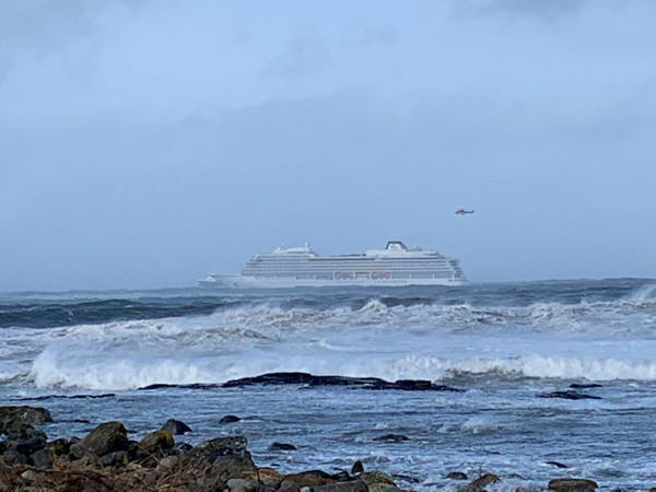 ▲▼郵輪「維京天空號」（Viking Sky）受困挪威外海。（圖／路透社）