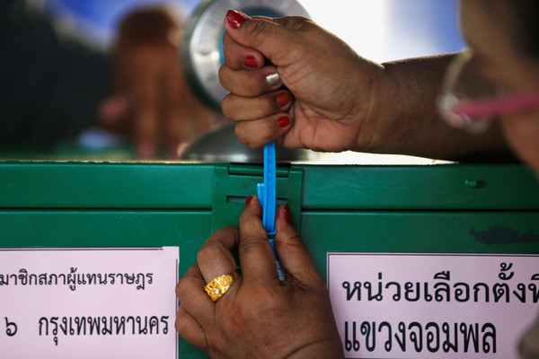 ▲▼泰國國會大選投票今（24日）上午8時（台灣時間9時）登場，現任總理帕拉育（Prayut Chan-o-cha）上午現身曼谷一處投票所，投下手中一票。（圖／路透）