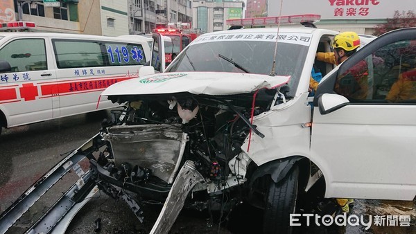 ▲▼疑似雨天路滑加上車速過快，嘉義市公明路新生路口發生四車追撞，車透皆凹陷。（圖／嘉義市消防局提供，下同）