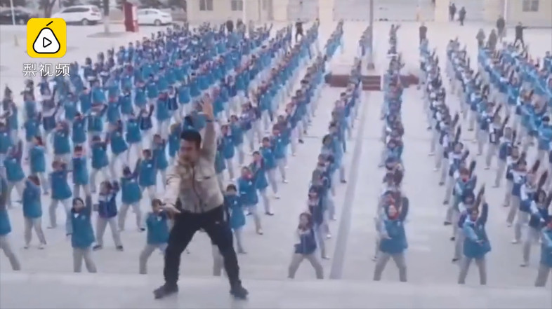 ▲甘肅中學教師帶領400名學生跳改編的「網紅舞」。（圖／翻攝自梨視頻）