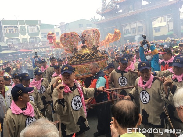  ▲財團法人台中市大里杙福興宮，由董事長張滄沂率領2千多位信徒前來台南安平開台天后宮參香，受到安平開台天后宮張省吾主委與委員們熱烈歡迎接待。（圖／記者林悅攝，下同）