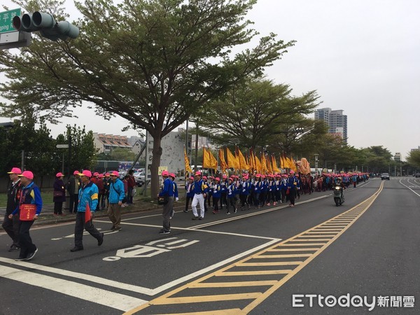  ▲財團法人台中市大里杙福興宮，由董事長張滄沂率領2千多位信徒前來台南安平開台天后宮參香，受到安平開台天后宮張省吾主委與委員們熱烈歡迎接待。（圖／記者林悅攝，下同）