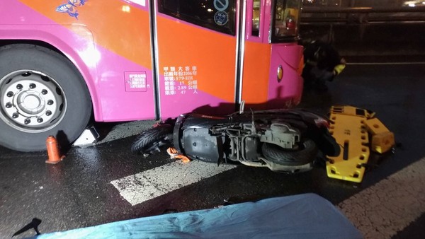 ▲進香返家遊覽車擦撞機車　騎士卡車底左肩變形。（圖／記者陳凱力翻攝）