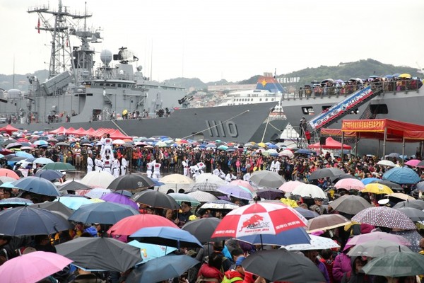 敦睦支隊航抵基隆　大雨不減民眾熱情