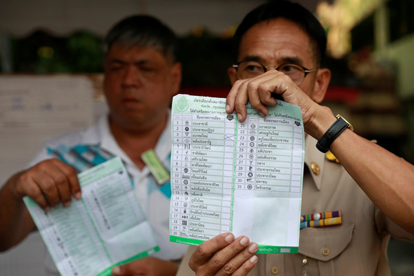 ▲▼泰國國會大選，曼谷一處投開票所開票。（圖／路透）
