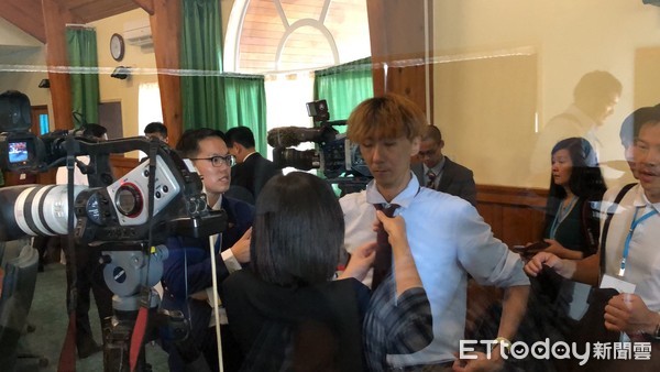 ▲▼總統府公共事務室主任張文蘭在諾魯國會幫台灣媒體打領帶。（圖／記者陶本和攝）