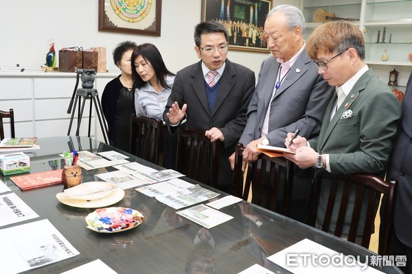 ▲▼促成牛頓蘋果樹第4代玄孫落腳台中武陵農場的前日本本莊東區扶輪社社長本內義範（上圖右2），25日拜會宜蘭市公所，宜蘭市長江聰淵（上圖右3）傳達盼能讓牛頓蘋果樹第5代落腳宜蘭大學。（圖／記者游芳男翻攝，下同）