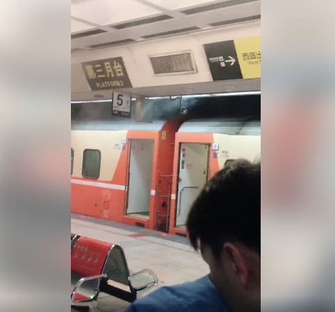 ▲▼台鐵561車次在台北車站疑似車廂起火冒煙。（圖／翻攝自爆料公社）