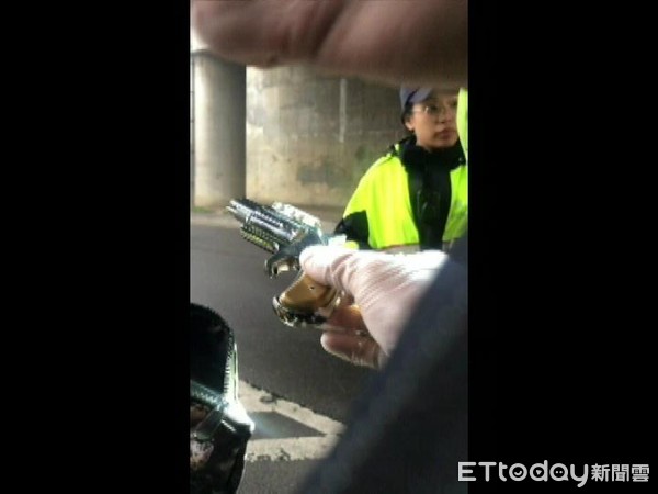 ▲台北市保大警方攔檢，居然遇到怪男主動繳槍。（圖／記者張君豪翻攝）