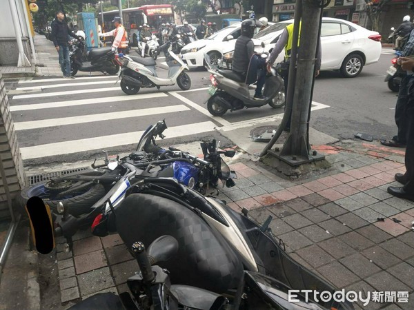 ▲轎車基隆路左轉猛撞直行黃牌重機，騎士命危搶救中。（圖／記者柳名耕翻攝）