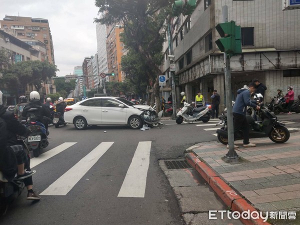 ▲轎車基隆路左轉猛撞直行黃牌重機，騎士命危搶救中。（圖／記者柳名耕翻攝）