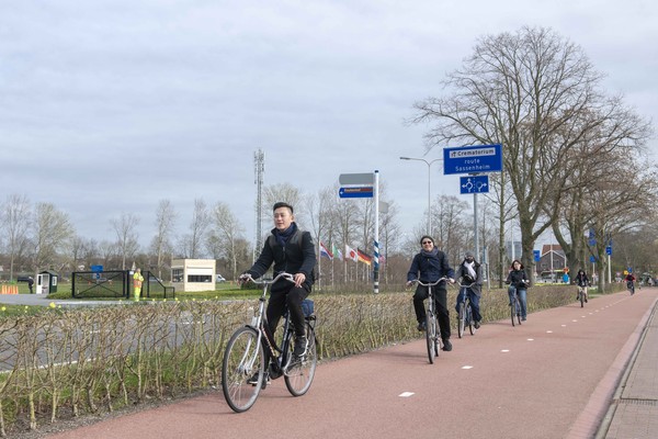 ▲新竹市長林智堅體驗荷蘭發展成熟的自行車道路系統。（圖／新竹市政府提供）