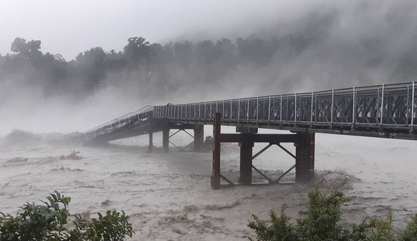 ▲▼紐西蘭南島地區受到暴雨及強風侵襲，懷霍大橋（Waiho Bridge）甚至有部分遭到沖垮。（圖／翻攝自臉書／Civil Defence West Coast）