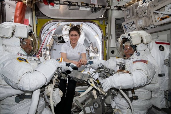 ▲▼太空人麥克林（右）、科克（中）及哈格（左）。（圖／翻攝自推特／@Space_Station）