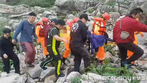 ▲▼新北貢寮區26日一名20歲女子在龍洞從10公尺處掉落墜落。（圖／記者郭世賢翻攝）