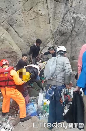 ▲▼新北貢寮區26日一名20歲女子在龍洞從10公尺處掉落墜落。（圖／記者郭世賢翻攝）